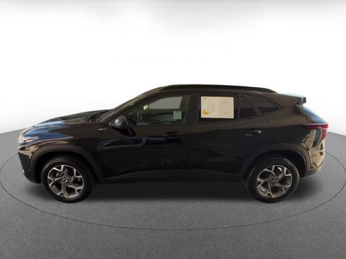 Used 2025 Chevrolet Trax LT FWD image 8