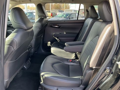Used 2023 Toyota Highlander XLE image 13
