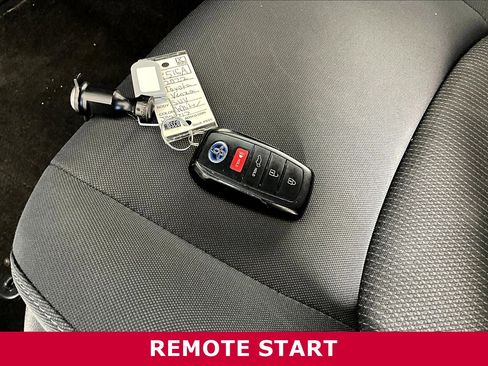 Used 2022 Toyota Venza LE AWD/4WD image 34