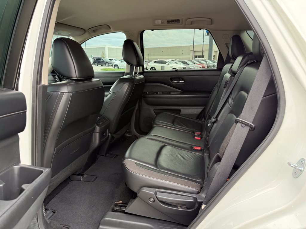 Used 2023 Nissan Pathfinder SL w/ Lighting Package (N92) FWD image 18