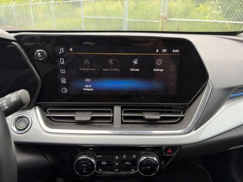 Used 2025 Chevrolet Trax LT w/ LT Convenience Package FWD image 11