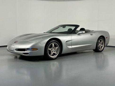 Used 2004 Chevrolet Corvette Convertible w/ Preferred Equipment Group RWD image 2