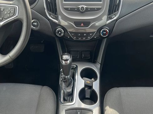 Used 2018 Chevrolet Cruze LT w/ Convenience Package FWD image 11