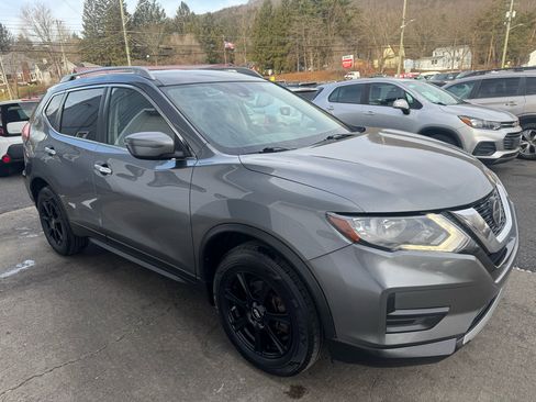 Used 2019 Nissan Rogue SV image 3