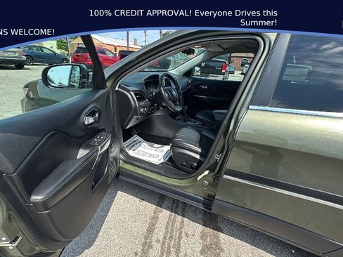 Used 2019 Jeep Cherokee Latitude Plus w/ Cold Weather Group AWD/4WD image 30