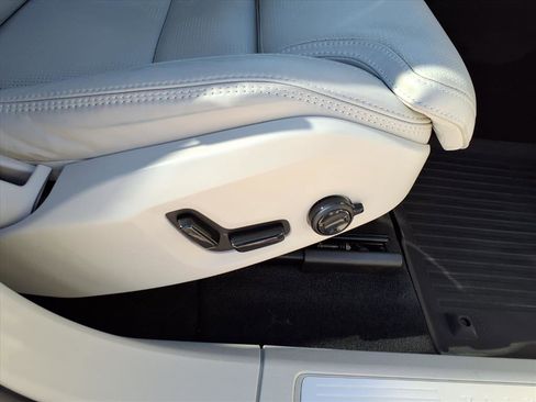 Certified 2023 Volvo XC60 B5 Ultimate w/ Climate Package image 12