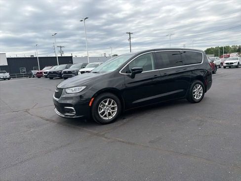 Used 2024 Chrysler Pacifica Touring-L FWD image 17