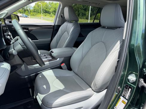 Used 2023 Toyota Highlander Platinum AWD/4WD image 5