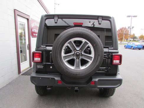 Used 2018 Jeep Wrangler Unlimited Sahara image 3