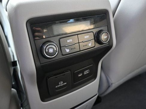 Used 2021 GMC Acadia SLT w/ Technology Package image 28