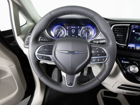 Used 2022 Chrysler Pacifica Touring-L image 30