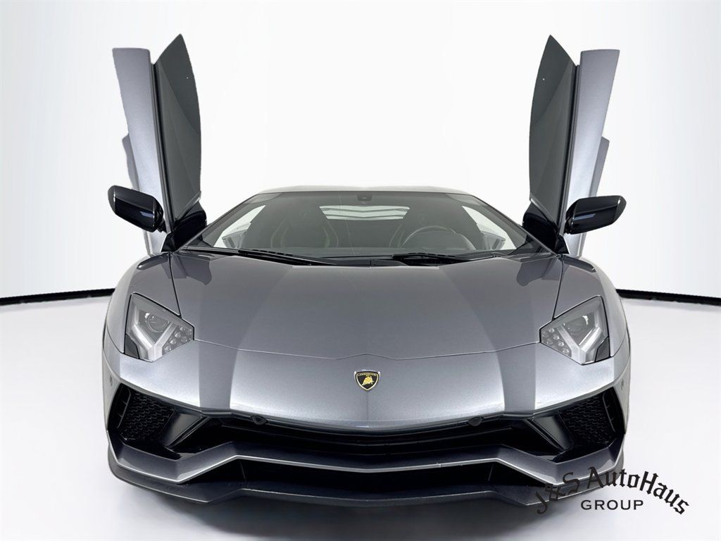 Used 2018 Lamborghini Aventador S AWD/4WD image 2