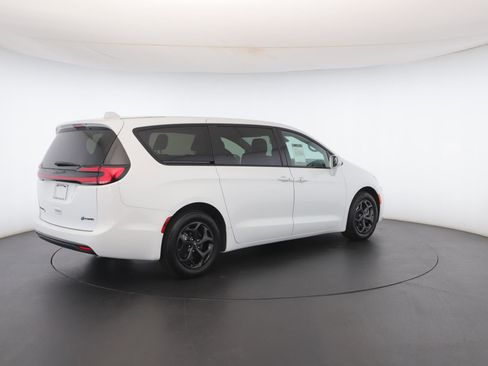 Used 2022 Chrysler Pacifica Touring-L w/ S Appearance Package image 28