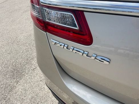 Used 2018 Ford Taurus Limited w/ Driver Assist Package FWD image 8