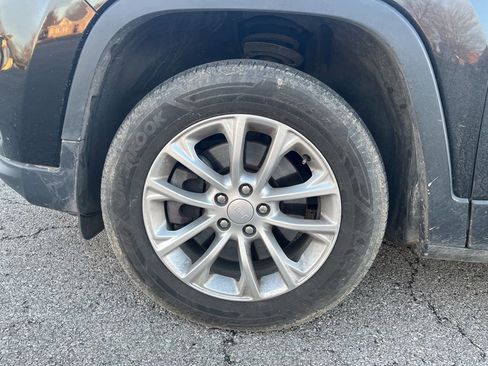 Used 2019 Jeep Cherokee Latitude w/ Popular Appearance Group image 9