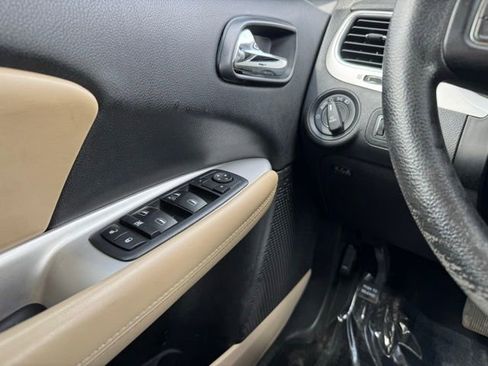 Used 2017 Dodge Journey SXT w/ Comfort/Convenience Group FWD image 28