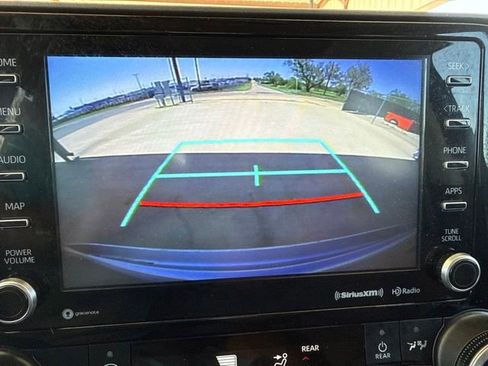 Used 2021 Toyota Highlander XLE FWD image 23