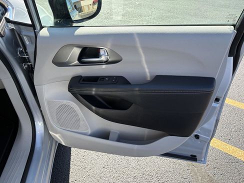 Used 2024 Chrysler Pacifica Touring-L image 16