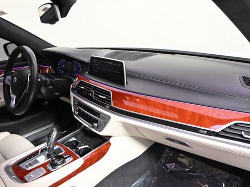 Used 2022 BMW ALPINA B7 xDrive w/ Luxury Rear Seating Package image 15