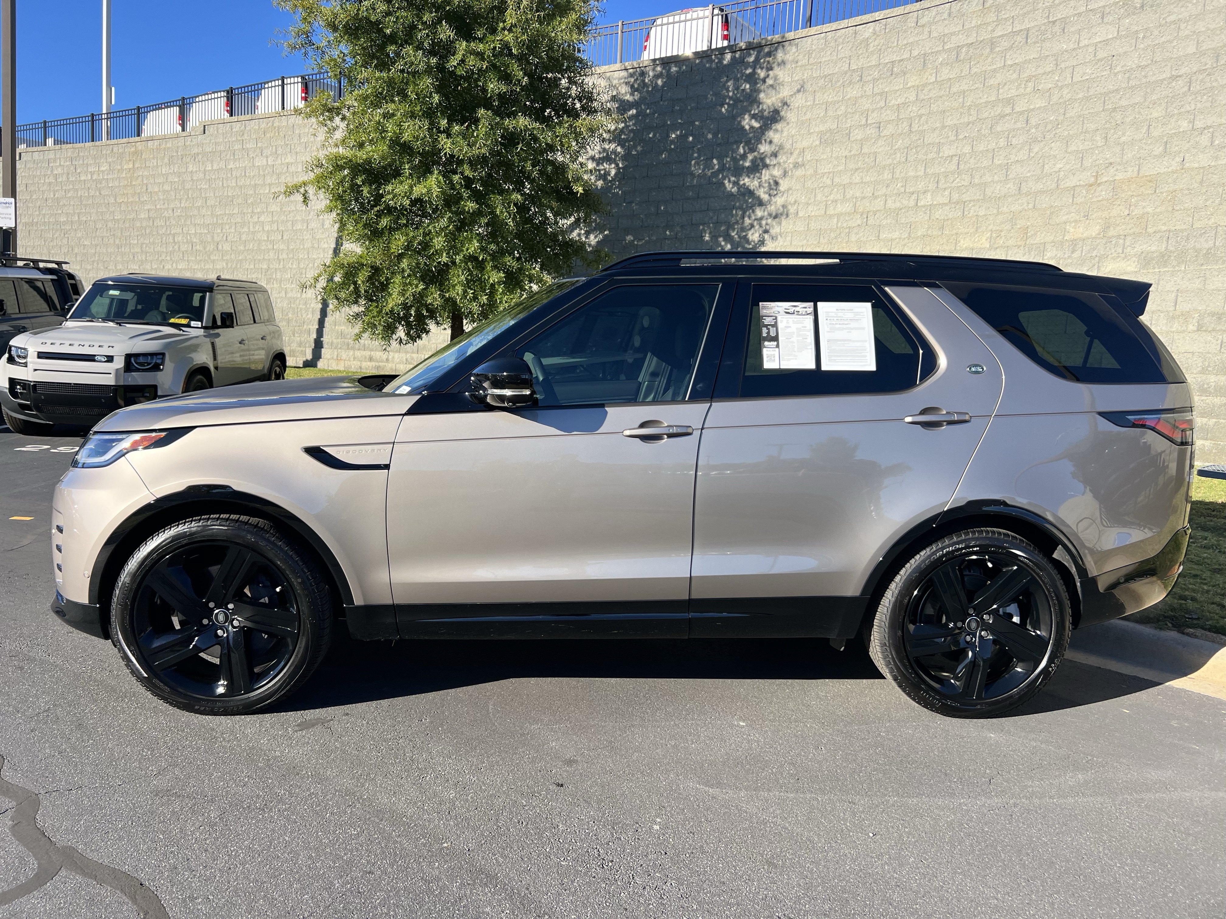 Certified 2025 Land Rover Discovery Dynamic SE AWD/4WD image 4