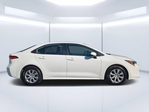 Used 2025 Toyota Corolla LE FWD image 2