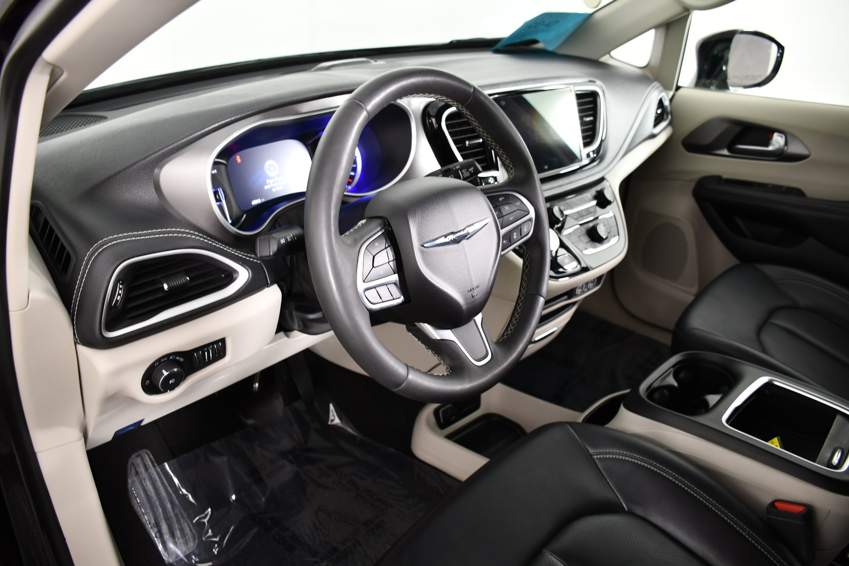 Used 2024 Chrysler Pacifica Limited FWD image 36