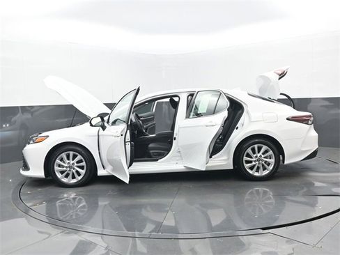 Used 2024 Toyota Camry LE image 34