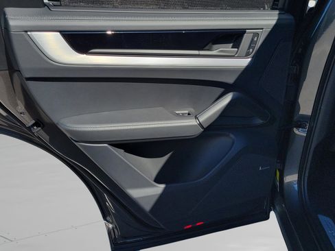 Used 2024 Porsche Cayenne S image 10