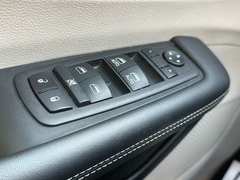 Used 2024 Chrysler Pacifica Touring-L image 17