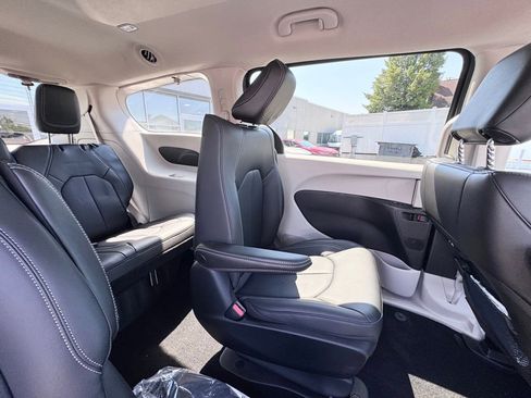 Used 2023 Chrysler Pacifica Touring-L FWD image 22