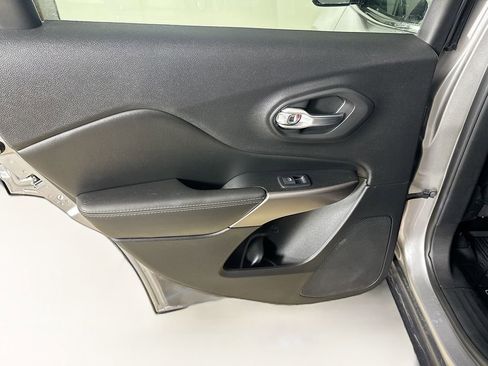 Used 2019 Jeep Cherokee Limited AWD/4WD image 21