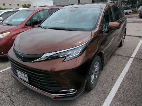 Certified 2022 Toyota Sienna XLE w/ XLE Plus Package AWD/4WD image 12