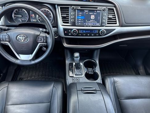 Certified 2018 Toyota Highlander XLE w/ Carpet Mat Package (TMS) image 12