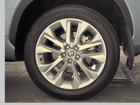 Used 2024 Toyota Highlander Limited FWD image 9