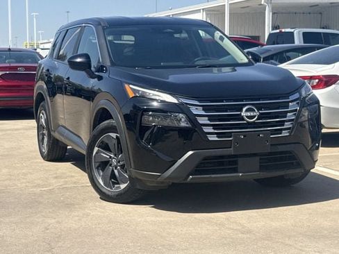 Used 2025 Nissan Rogue SV FWD image 2