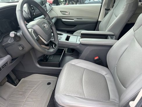 Used 2023 Toyota Sienna Limited AWD/4WD image 11