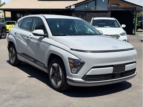 Used 2025 Hyundai Kona SE FWD image 3