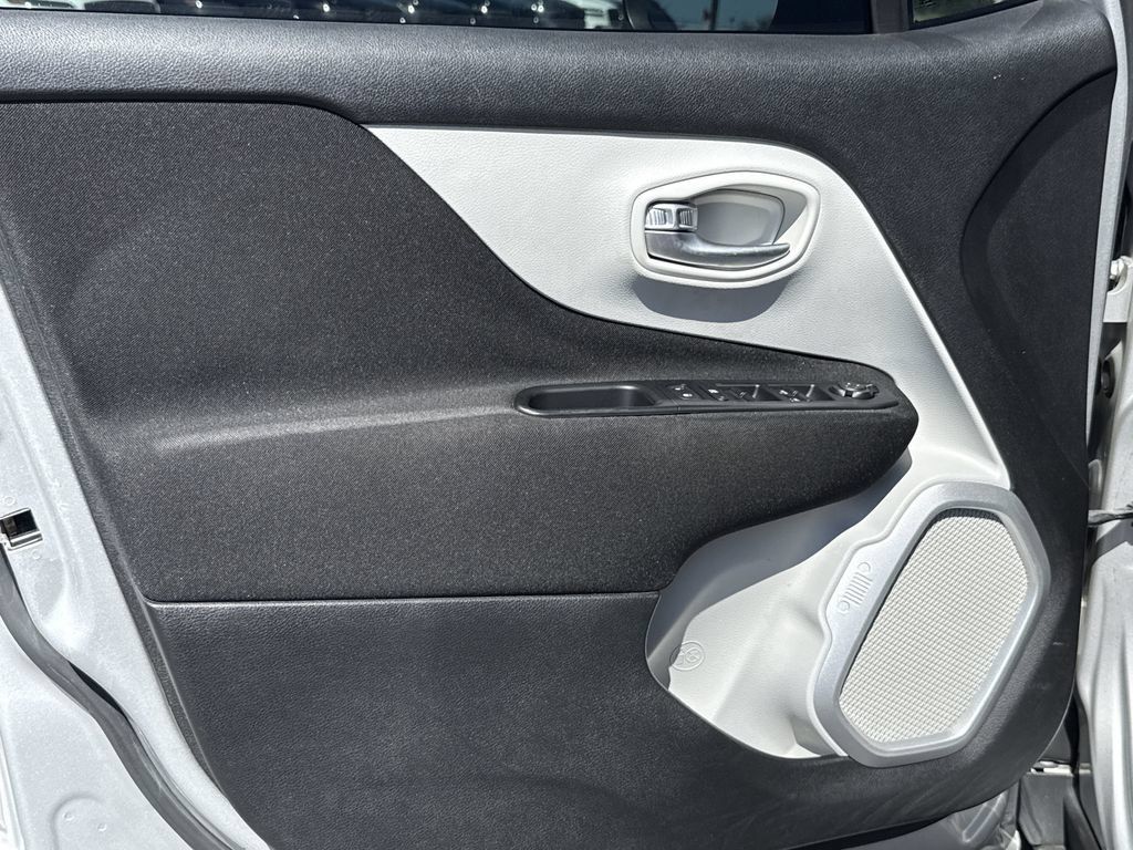 Used 2018 Jeep Renegade Latitude FWD image 17