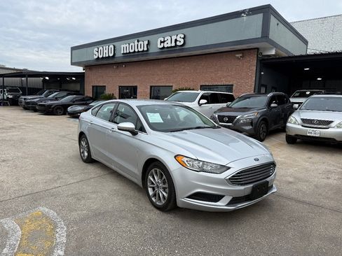 Used 2017 Ford Fusion SE w/ Fusion SE Technology Package image 3
