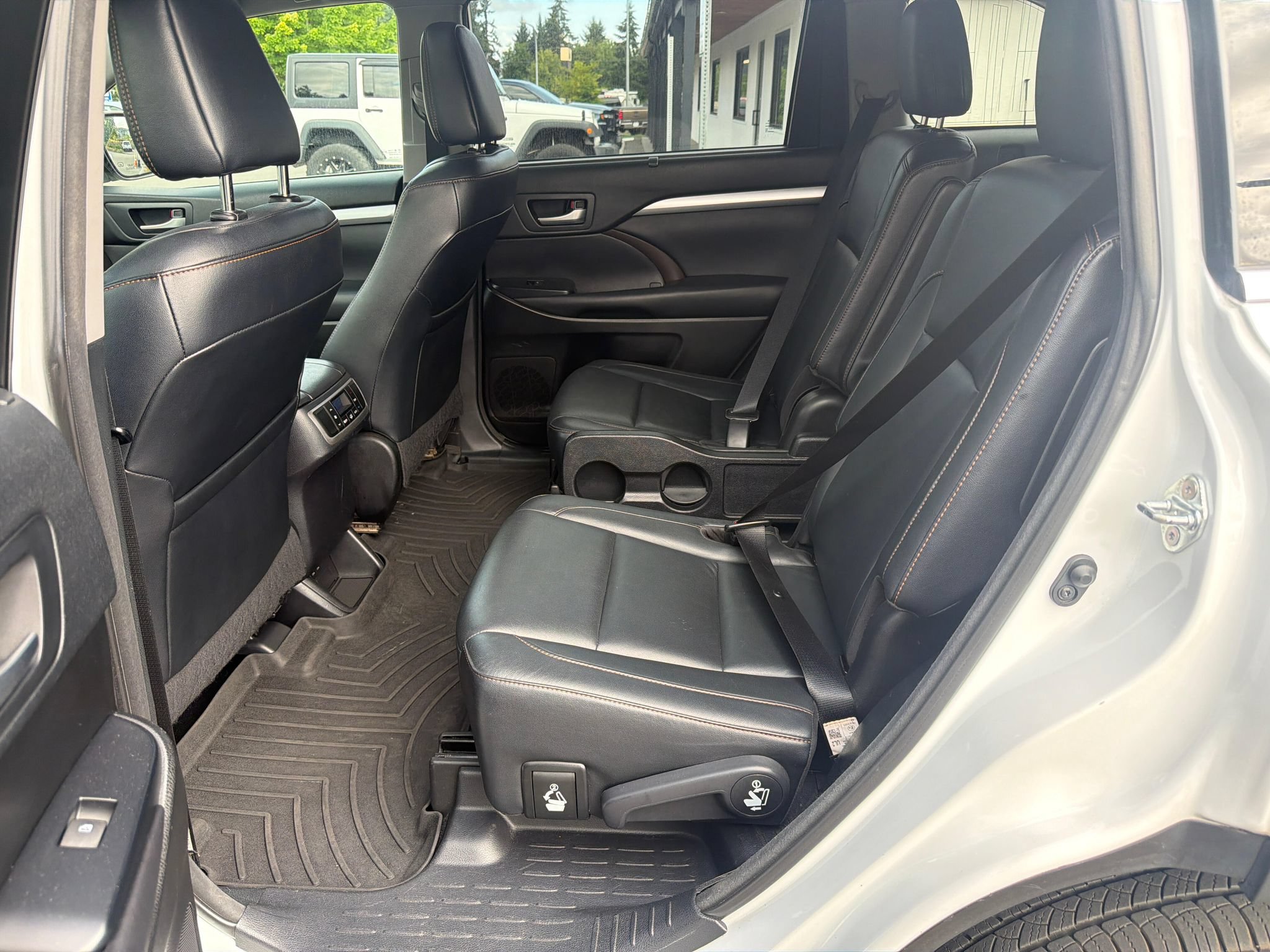 Used 2018 Toyota Highlander XLE AWD/4WD image 28
