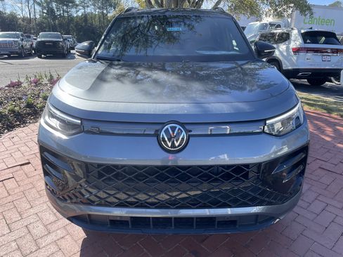 New 2026 Volkswagen Tiguan SE R-Line FWD image 2