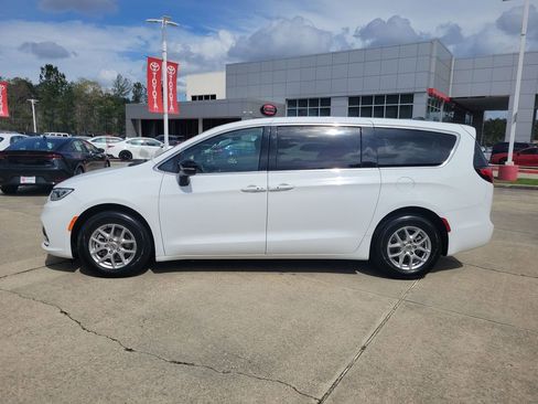 Used 2025 Chrysler Pacifica Select image 2