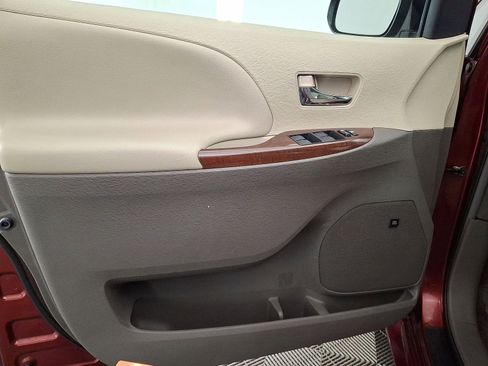 Used 2012 Toyota Sienna XLE w/ XLE Navigation Pkg image 10