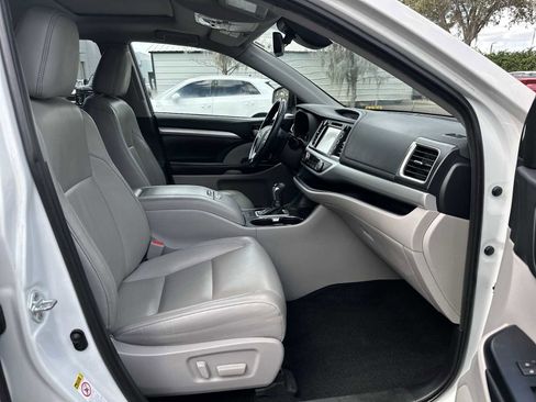 Used 2019 Toyota Highlander XLE image 19