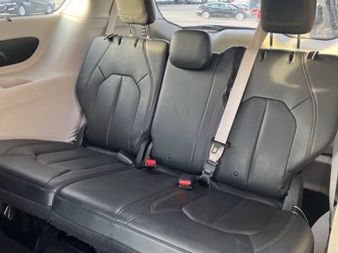 Used 2019 Chrysler Pacifica Touring-L FWD image 34