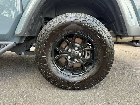 Used 2025 Jeep Gladiator Sport AWD/4WD image 9