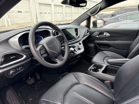 Used 2024 Chrysler Pacifica Select image 4