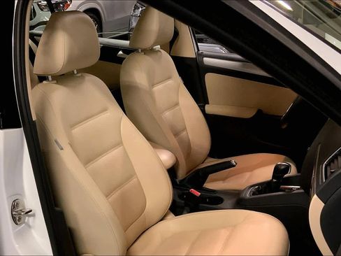 Used 2017 Volkswagen Jetta SE image 8