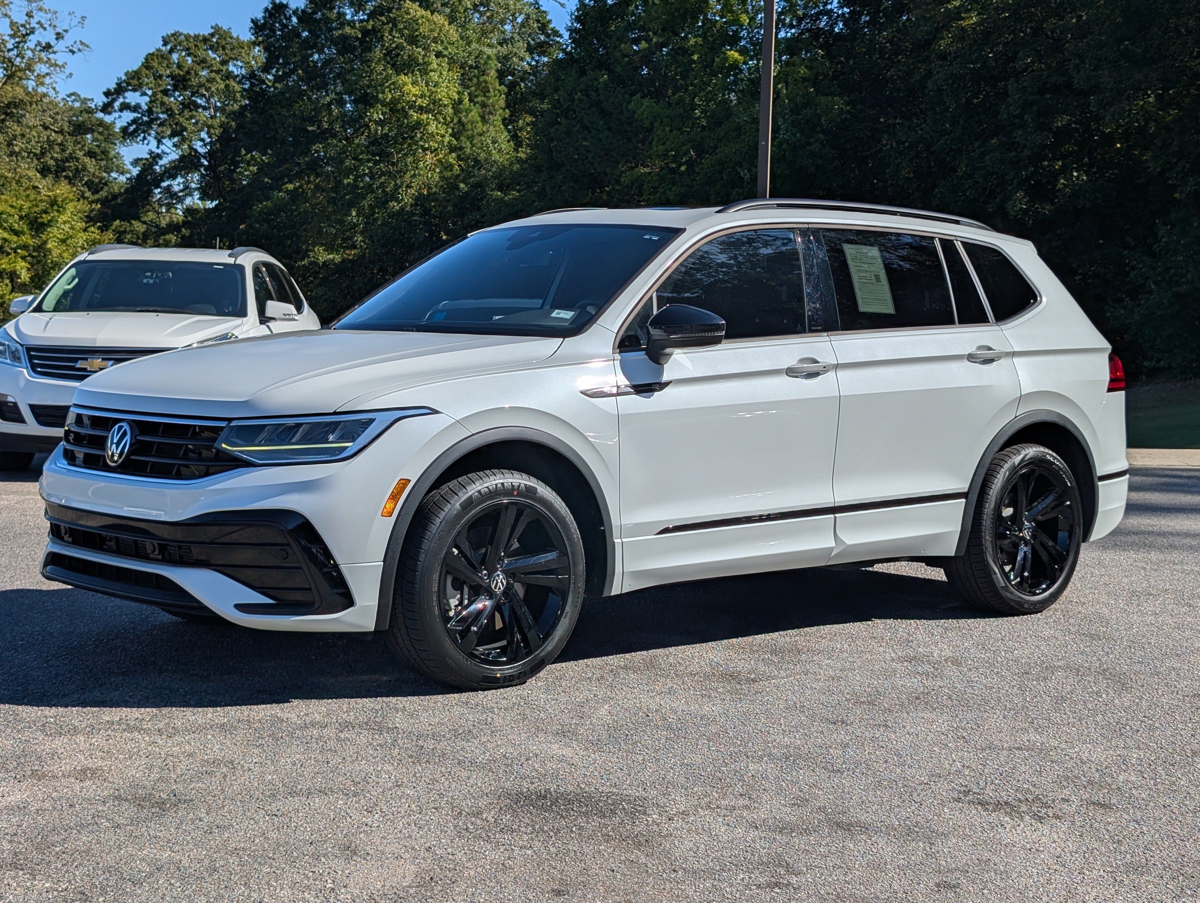 Used 2024 Volkswagen Tiguan SE R-Line FWD image 5