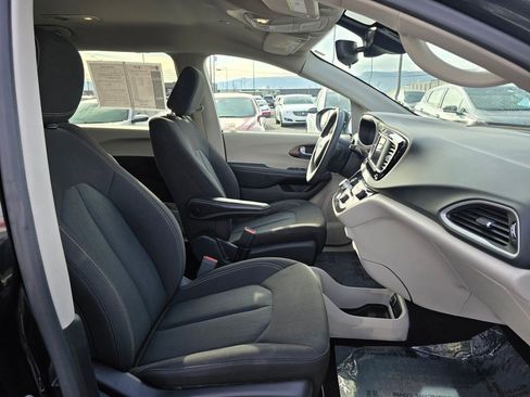 Used 2023 Chrysler Voyager LX FWD image 9
